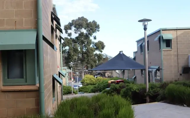 La Trobe University - Units 4