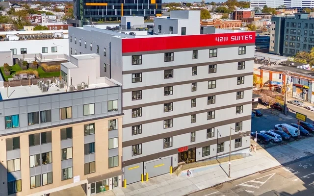 4211 Suites 0