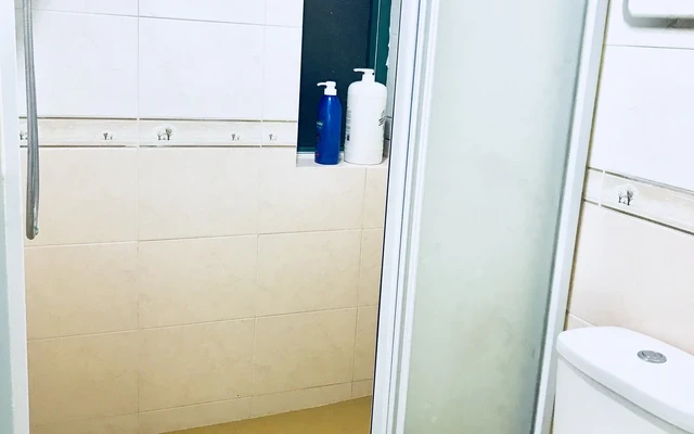 (LM) Yau Ma Tei Long Ma Building (whole rental, 3 bedrooms and 1 bathroom, 3-4 people) 2