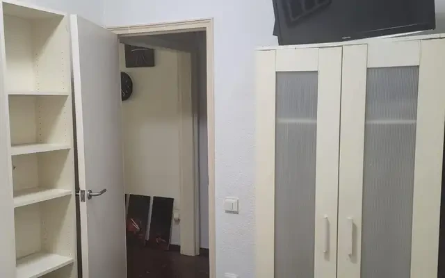 Comfortable double bedroom with share bathroom and internal window close to Rocafort metro station 1