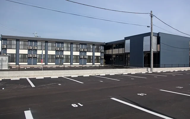 レオパレスファミーユ砺波 0
