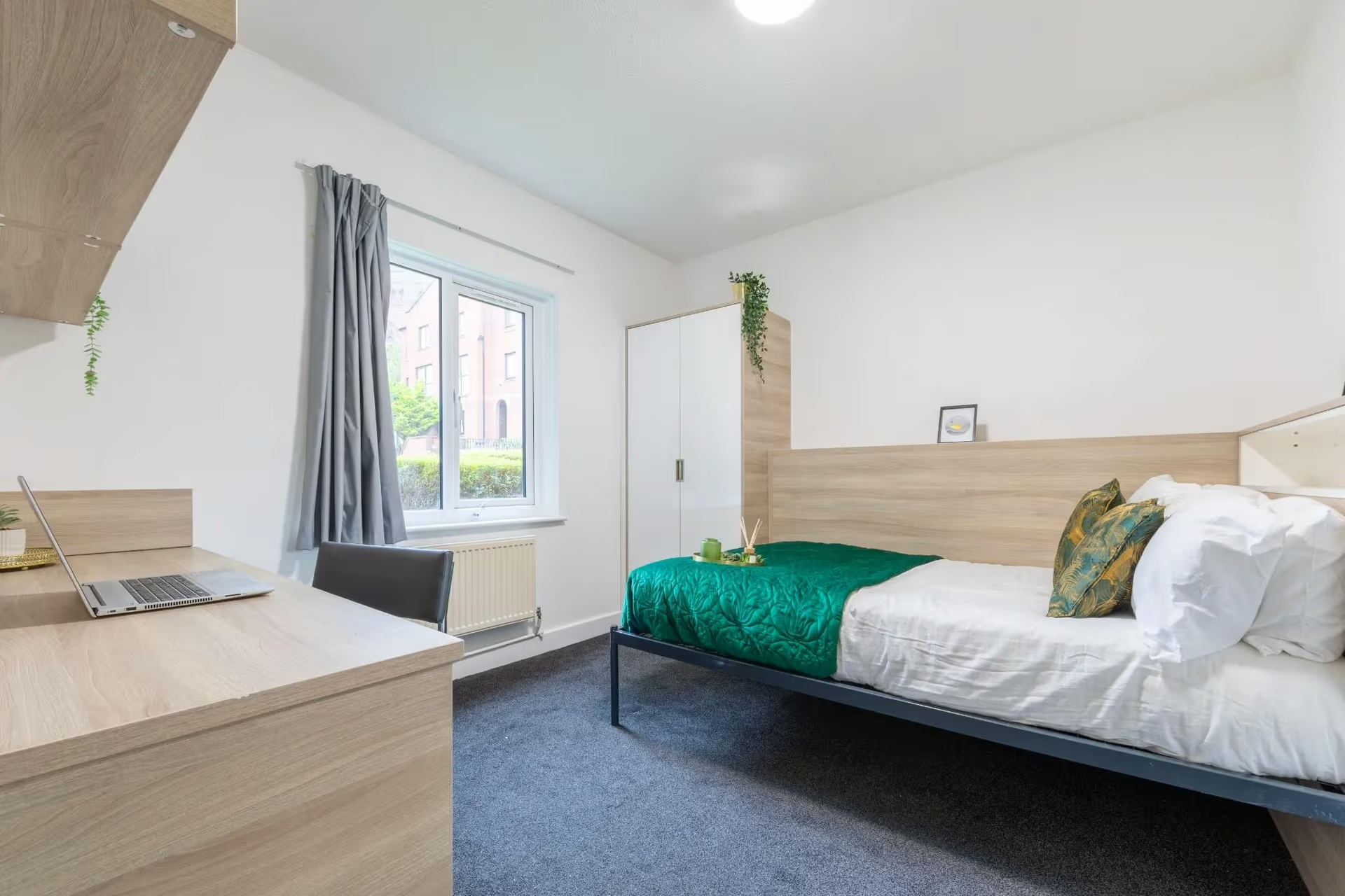 Silver Ensuite Large