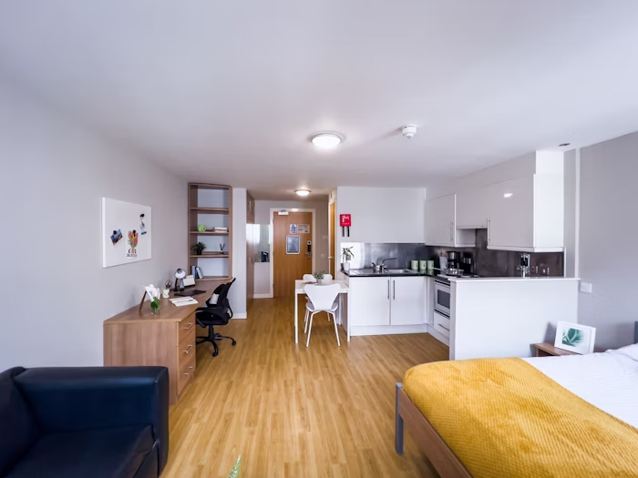 Studio Silver Plus-City View