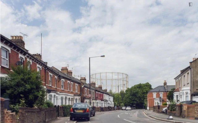 Bright double bedroom in Wood Green 0