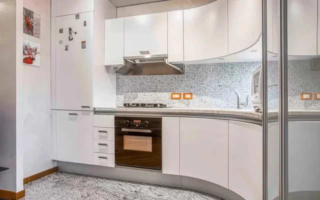 Vibrant 1-bed flat w/ balcony 3