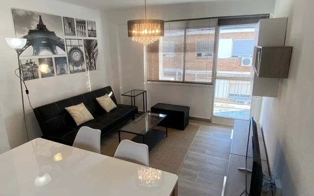 Apartment in Plaza de Miraflores, Malaga for 80 m² with 3 bedrooms 0