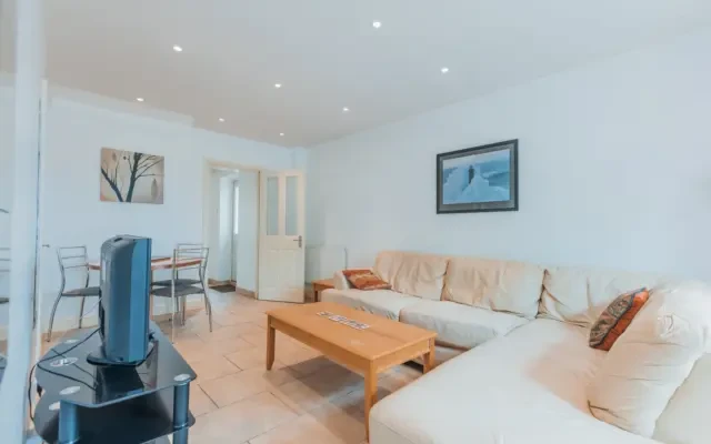 Alan Moss Road, LE11 4LZ 2