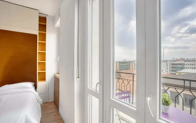 Vibrant studio w/ balcony 4