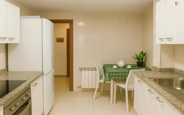 Erasmus Room · 135cm Bed · Study-Ready · All Bills Included 1