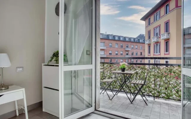 Large 3-bed apt w/ balconies&desks 3