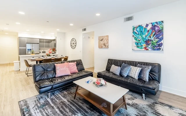 Fully furnished 3 Bedroom Apartment on Poinsettia Place 0