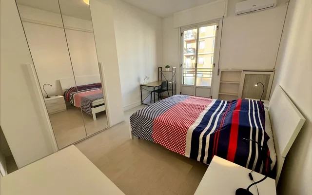 Camera via Caracciolo con balcone privato 1