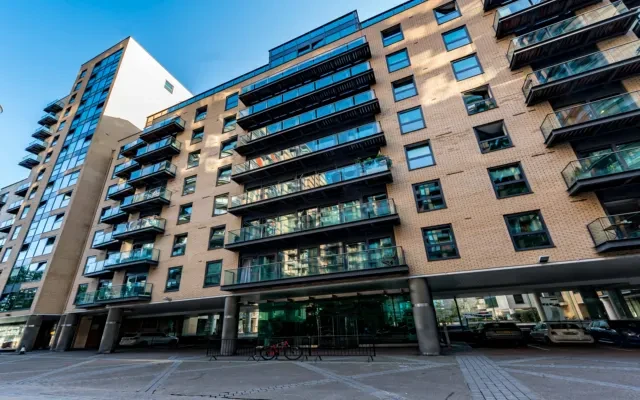Flat 141, 41 Millharbour, London,E14 9ND 4