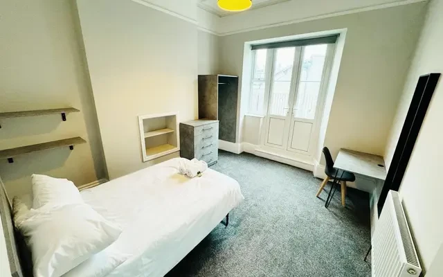 Room 9 , Queens Road, BS8 1QP 4