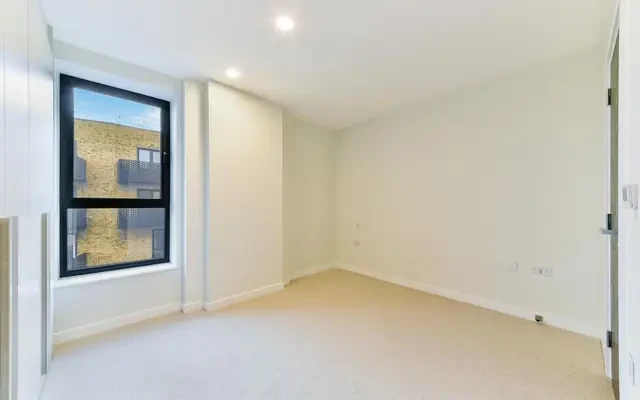 Middle Road, London, W7 3FS 4