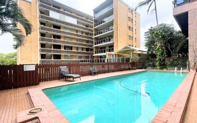 Wellington Rd – Studentenunterkunft in Brisbane – Schwimmbad