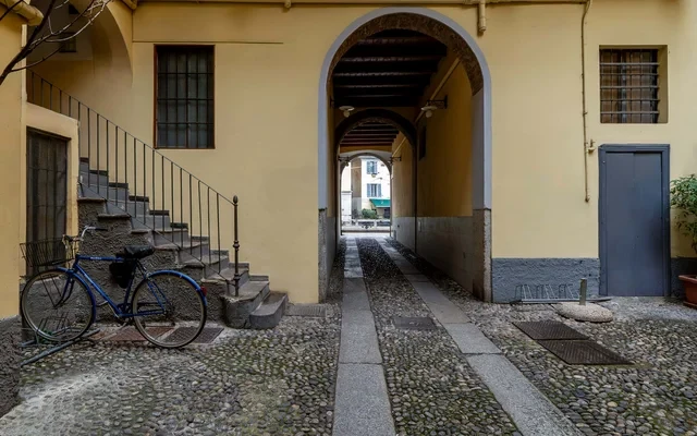 Bright Open-Space with a View of the Navigli in Via Ripa di Porta Ticinese, Milan 2