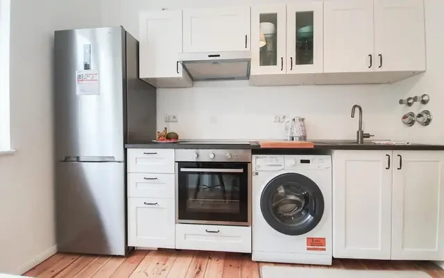 Single bed in a twin bedroom, in a 2-bedroom apartment near Prenzlauer Allee transport station 2