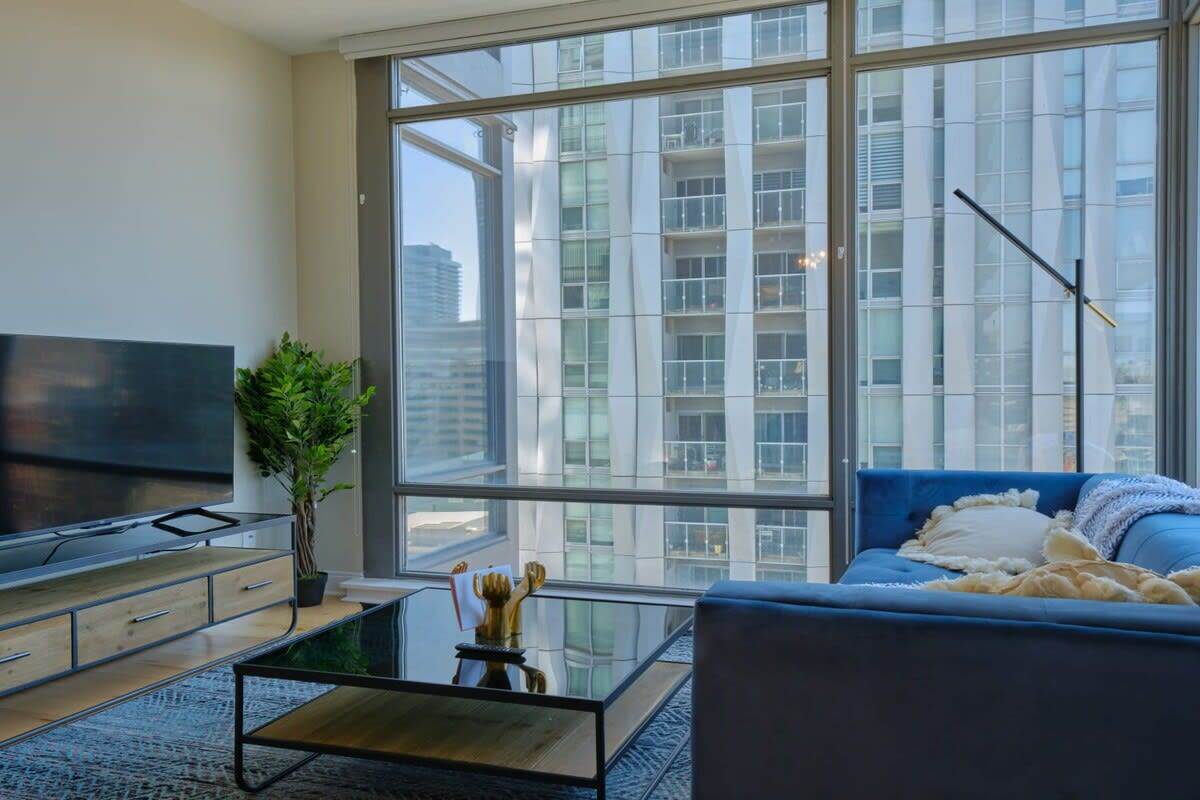 18 yorkville ave #1805 3