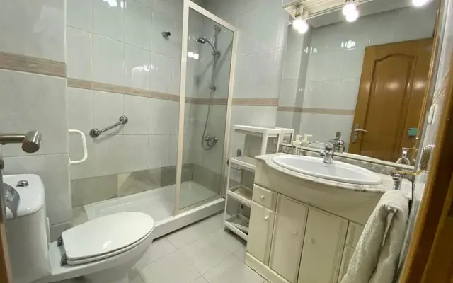 Appealing single bedroom with balcony - alojamiento para estudiantes en Madrid - Single bedroom
