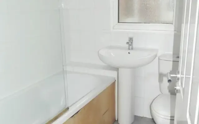 Swell double bedroom near the Upton Park London Underground Station 2