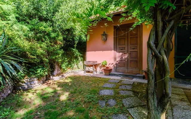 VILLA MARTA - Villa moderna con 4 camere e giardino tra le colline sopra Como 3