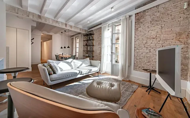 Spacious 2-bedroom apartment close to Cathedral of Barcelona 4