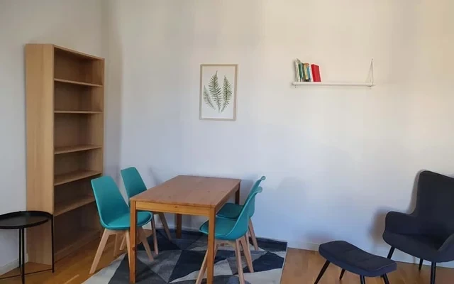 Chloe - Helle & charmante Dreizimmer-Altbau-Wohnung mit Balkon in Schoeneberg 2