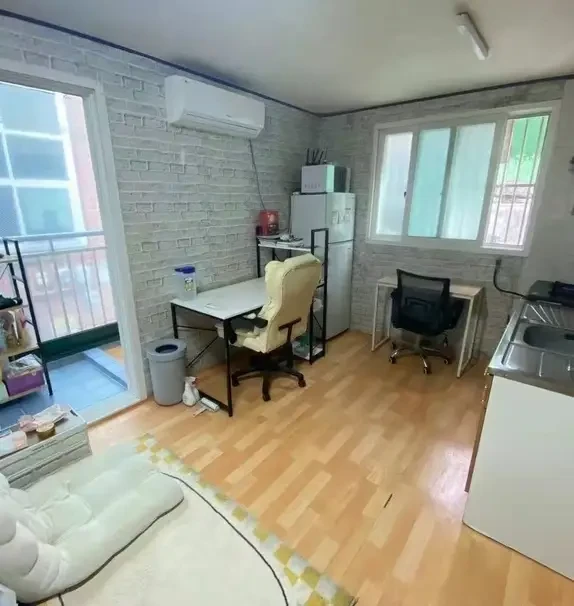 Foreign Languages University Single Room with Balcony