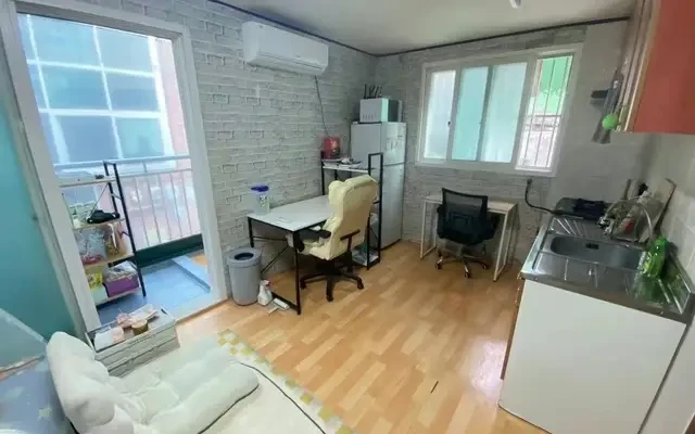 Foreign Languages University Single Room with Balcony 0