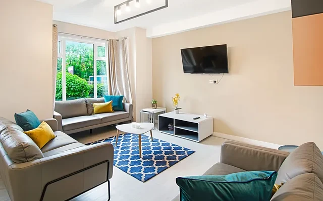 7 Beds 23 Burton Crescent 0
