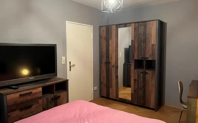 Cute single bedroom in 3-bedroom apartment, in Wilmersdorf 1