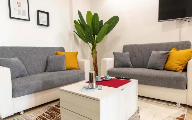 COZY APARTMENT (up to 4) with separated LIVING AREA (or second room) and PVT GARDEN, 15 min to ROME-DOWNTOWN #R9 4