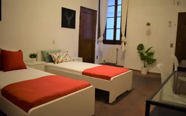 Bed in a neat twin ensuite bedroom, in Santa Maria Novella - Florence student accommodation - twin room