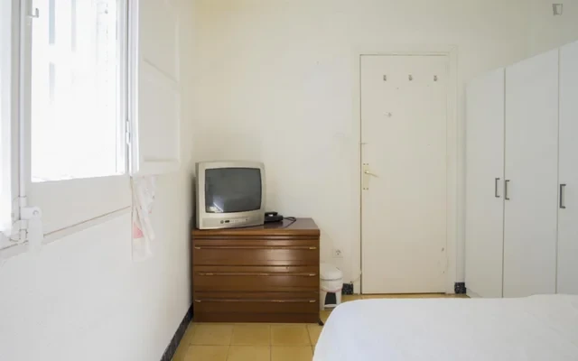 Very cool double bedroom near the Pubilla Cases metro 1