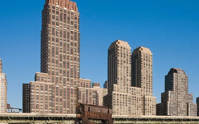 180 Riverside Blvd 4