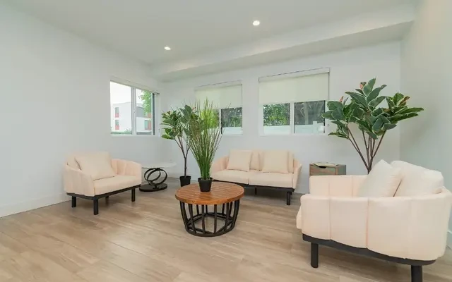 5652 La Mirada Ave - Los Angeles student accommodation