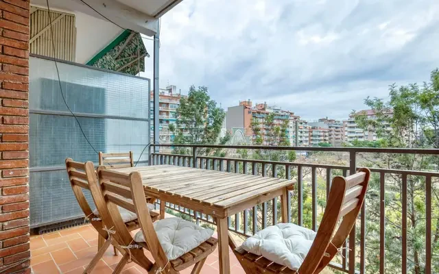Carrer de Violant d'Hongria Reina d'Arago 3