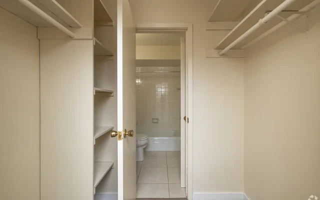 Oakland Manor Apartments 1