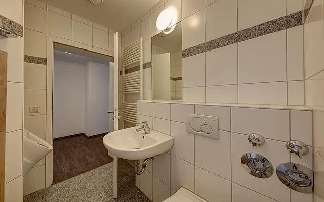 Koenig-Karl-Strasse 84DE-09-011M 3