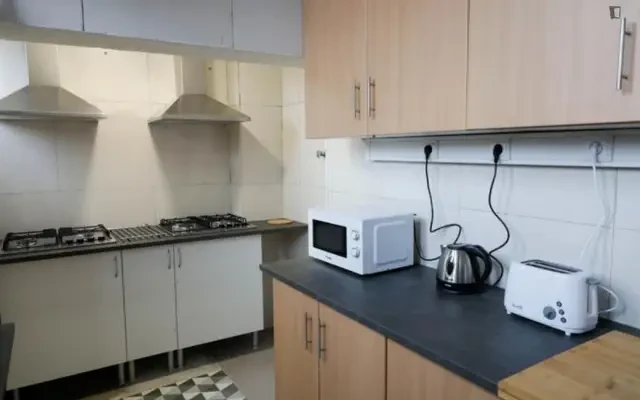 Student-friendly single bedroom in Olaias 1