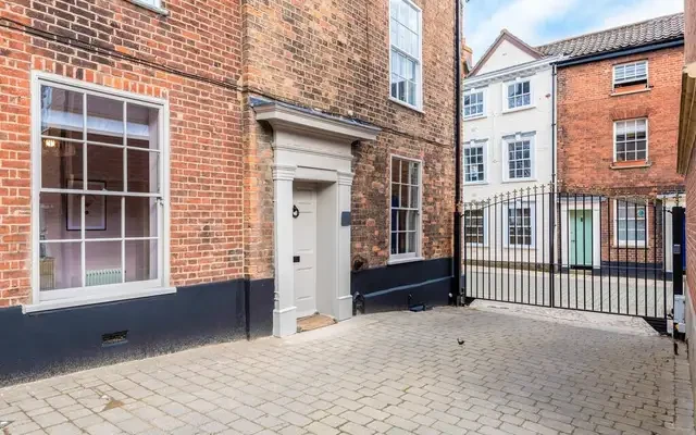 Contemporary 2 bed apartment 0