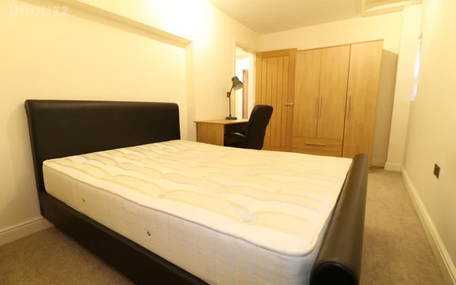 Entire Place·1B1B··1·5 Queen Victoria Rd 0