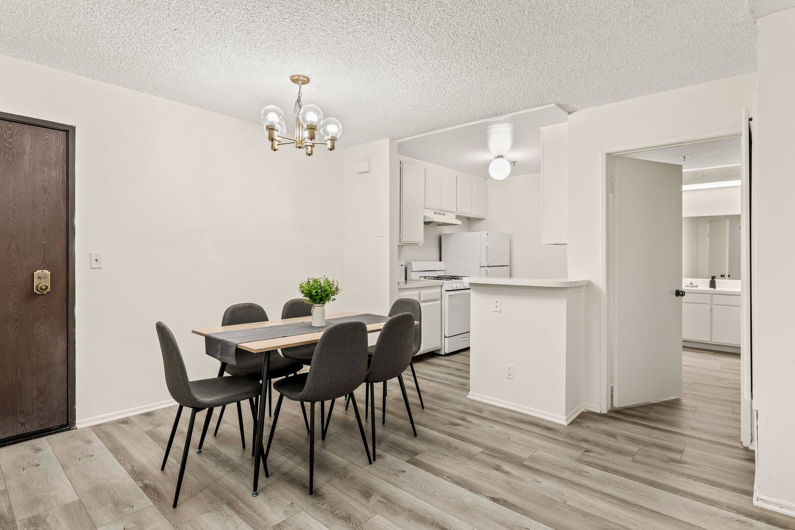 655 Kelton 119 - Room 2