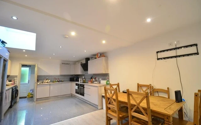 Entire Place·7B7B···247 Heeley Road, Selly Oak 0