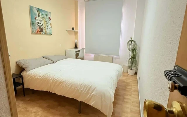 Piso luminoso con 5 habitaciones en C/ Santanderina, 5 — Madrid (28053) 2