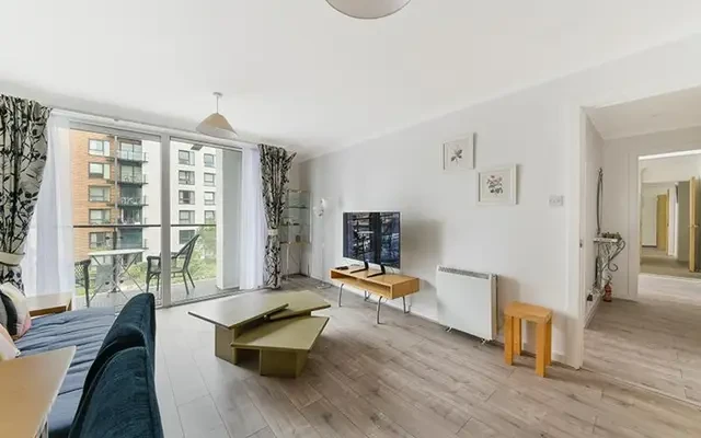 Boardwalk Place, London, E14 5SG 4