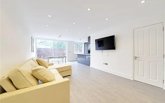 Regent Court, North Bank, London, NW8 8UW 2