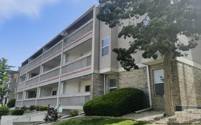 48 E John, Champaign, IL 61820 4