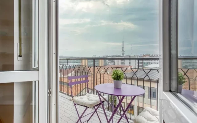 Vibrant studio w/ balcony 3